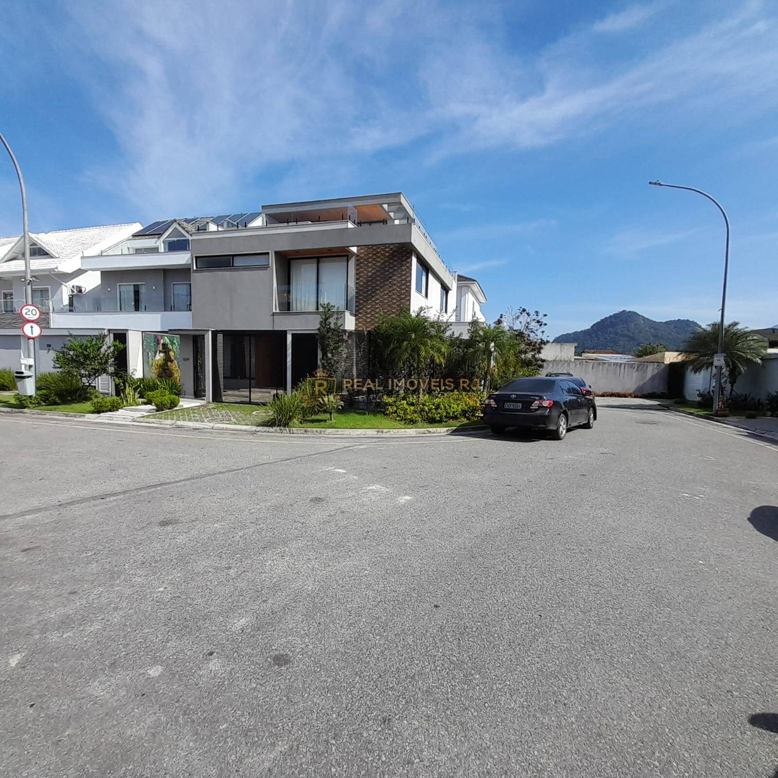 Casa à venda com 3 quartos, 420m² - Foto 1
